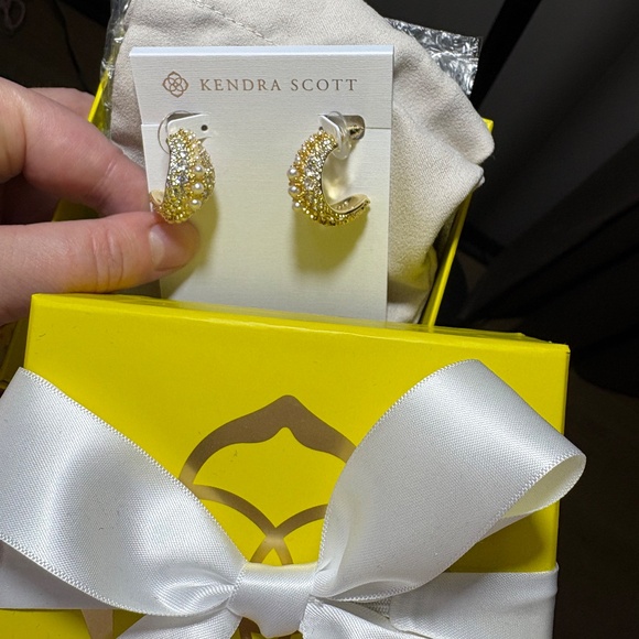 Kendra Scott Krista Hoop white pearl and Gold . NWT - Picture 3 of 5
